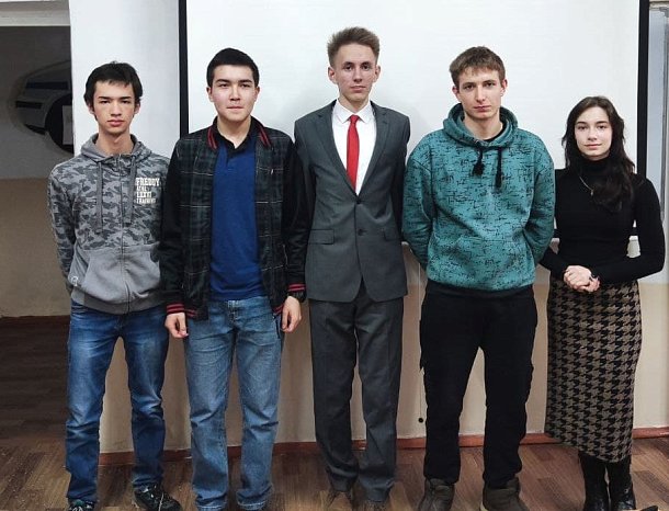 The young researchers discussed modern scientific and technological innovations in English