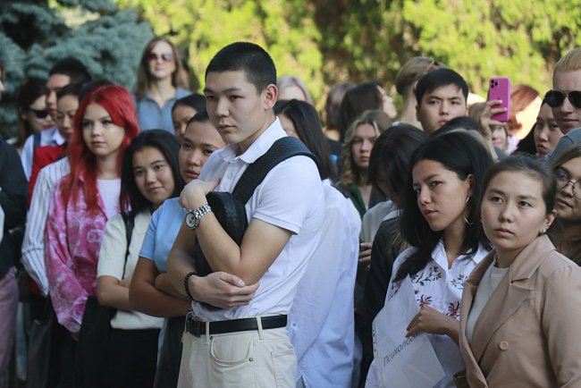 KRSU greeted the freshmen with perky songs and kind parting words