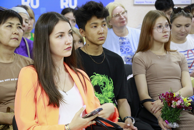 «Послушайте!»: в Бишкеке состоялась премьера концерт-спектакля​, посвященного творчеству В. Маяковского