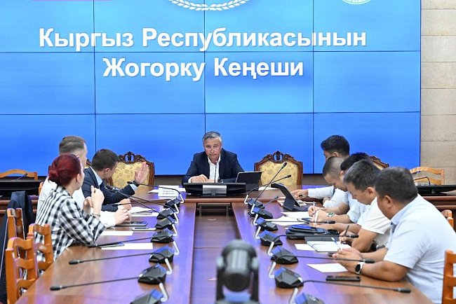 Sergei Volkov presented the progress of the reconstruction of the monument to Panfilov at a meeting in the Jogorku Kenesh