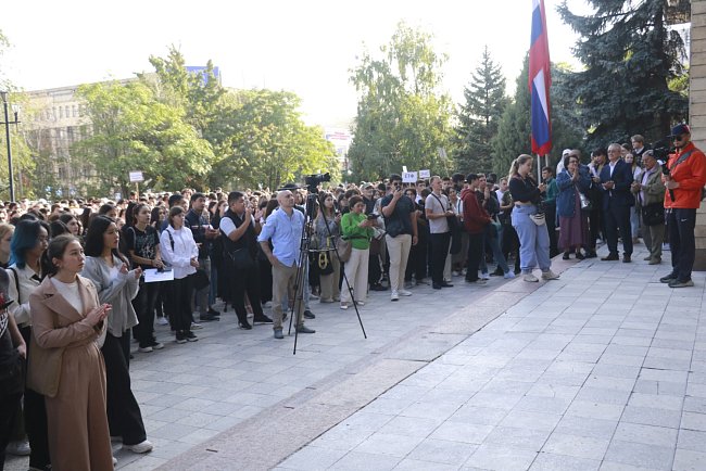 KRSU greeted the freshmen with perky songs and kind parting words