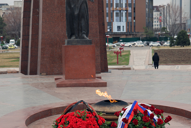 В Бишкеке прошла церемония возложения цветов ко Дню защитника Отечества