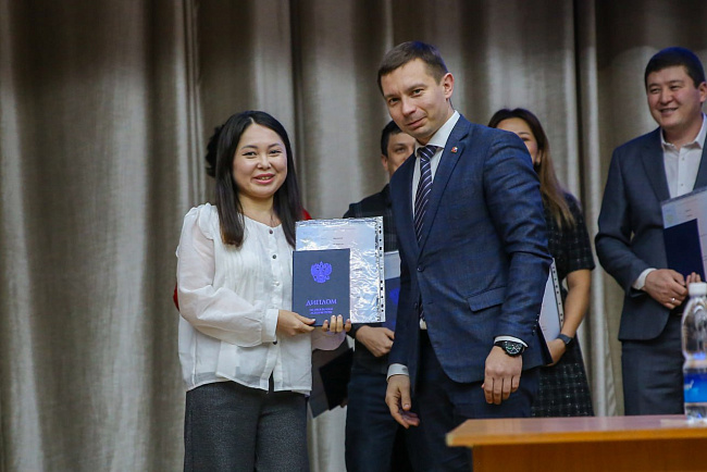 На ученом совете КРСУ наградили лучших студентов и преподавателей за достижения в учебной и научной деятельности