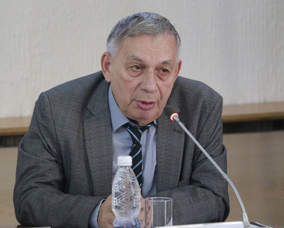 Поэт-переводчик Синельников прочитал лекцию любителям поэзии в Бишкеке