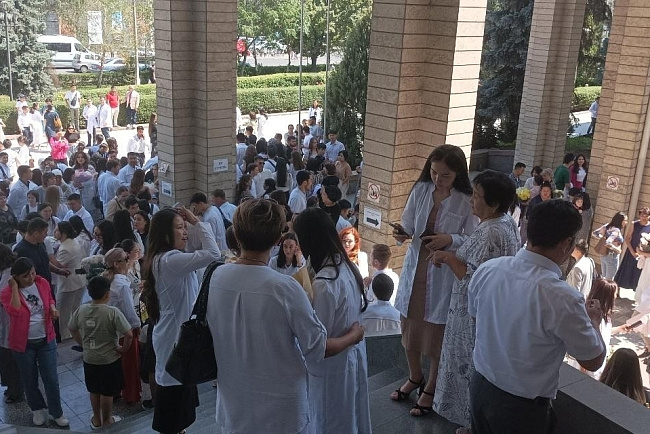 Выпускники медицинского факультета дали клятву врача РФ и КР