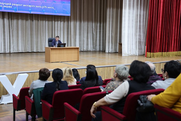 Өнүгүү боюнча диалог: КРСУда ректор менен профессордук-окутуучулар курамынын жолугушуусу болду