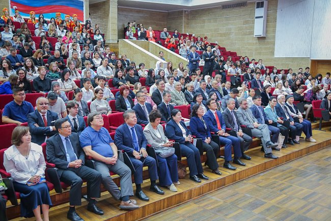 A gala event was held at KRSU to mark the 75th anniversary of the founding of the People's Republic of China and the opening of the Institute of World Languages