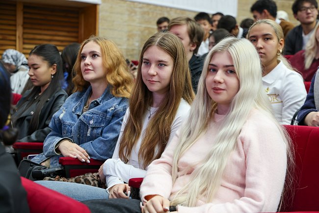 КРСУда «Россия жана Кыргызстан Чоң Евразиядагы эл аралык эксперттик-аналитикалык форумунун пленардык жыйыны өттү: өткөн - азыркы - келечек»