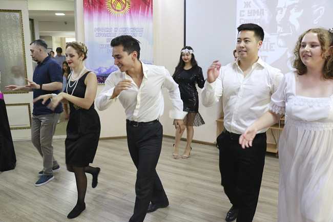 «Послушайте!»: в Бишкеке состоялась премьера концерт-спектакля​, посвященного творчеству В. Маяковского