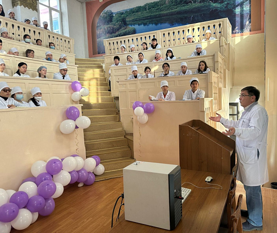 Лекции по анатомии: Доцент КРСУ Анвар Бейсембаев обучает преподавателей и студентов КазНМУ