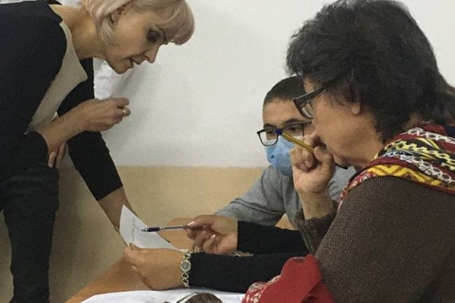 The young researchers discussed modern scientific and technological innovations in English