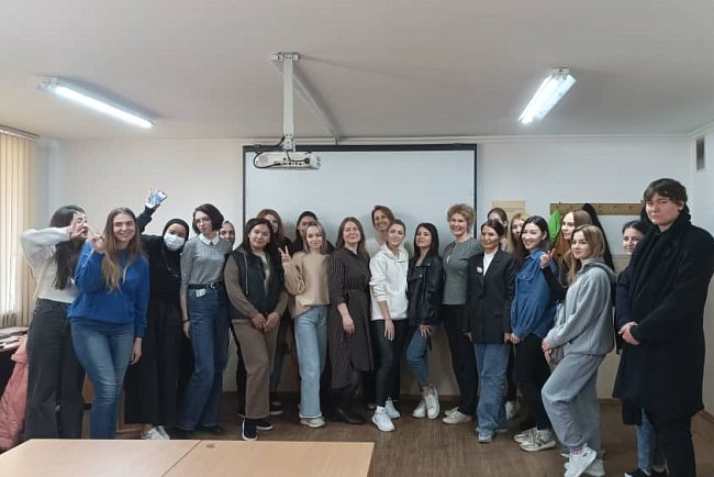 Филологдор үчүн мүмкүнчүлүктөр: РУДН университетинин делегациясы КРСУнун студенттери менен жолугушту
