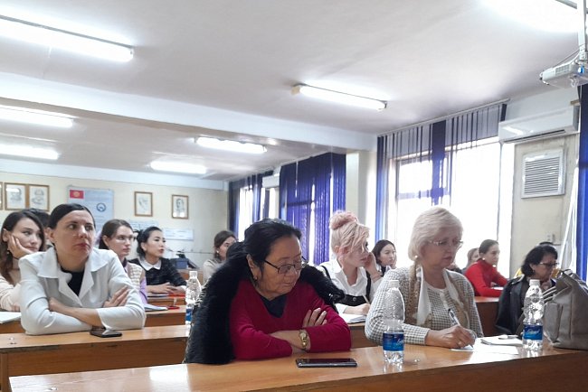 A specialist from the USA gave lectures for teachers and clinical residents of KRSU