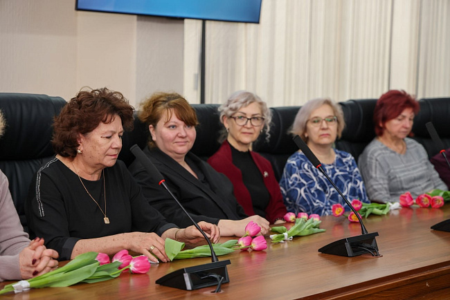 Ректор КРСУ поздравил с наступающим Международным женским днем 