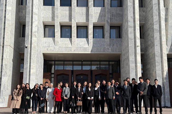 Students of the Faculty of Law of KRSU visited the Jogorku Kenesh and met with deputy Gulnara Akimbaeva