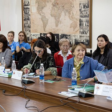 КРСУ КМШдагы орус тилинин көйгөйлөрүн жана келечегин талкуулады