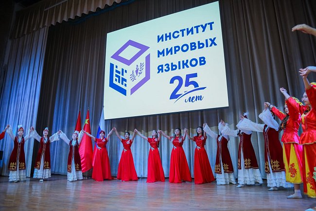 A gala event was held at KRSU to mark the 75th anniversary of the founding of the People's Republic of China and the opening of the Institute of World Languages