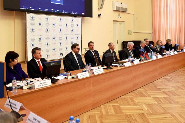 Actingrector of KRSU Denis Fomin-Nilov spoke about the role and significance of socio-humanitarian knowledge and the need for humanitarian cooperation between universities in the CIS countries