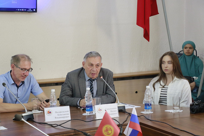 A lecture by the Russian poet and translator Mikhail Sinelnikov was held at KRSU