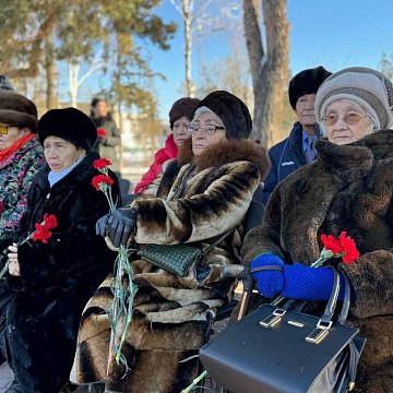 КРСУнун студенттери блокададан аман калгандарга жардам беришет