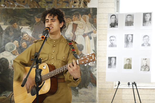 Пока жива память – мы непобедимы: в КРСУ открылась фотовыставка «80 лет Сталинградской битве»