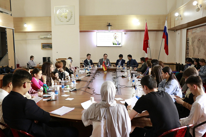 Эксперты и студенты обсудили вклад Омар Хайяма в мировую культуру