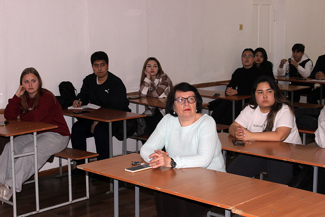 В КРСУ проходят встречи на тему "Актуальные правила пребывания иностранных граждан в Кыргызской Республике"