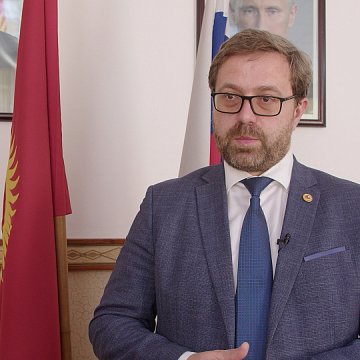 Congratulations from acting Rector of KRSU Denis Fomin-Nilov on the Day of International Student Solidarity.