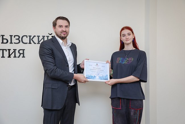 КРСУнун волонтерлору Кыргыз-Россия экономикалык форумунда аткарган иштери үчүн сыйланышты