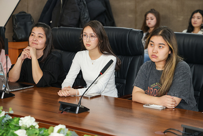 Студенты юридического факультета КРСУ — участники лекции и кинопоказа
