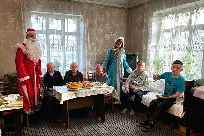 Представители КРСУ навестили пожилых людей перед Новым годом