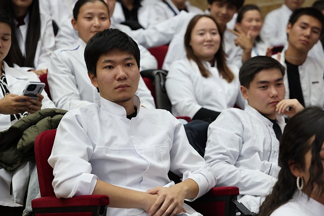 KRSU hosts a meeting between freshmen and the director of the Institute of Clinical Medicine and Biomedical Technologies