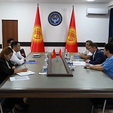 Курулуш министрлиги менен КРСУ билим берүү жана социалдык тармакта биргелешкен долбоорлорду талкуулашты