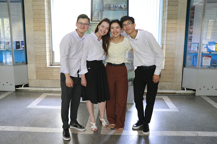 Студенты кафедры мировых языков успешно защитили дипломные работы