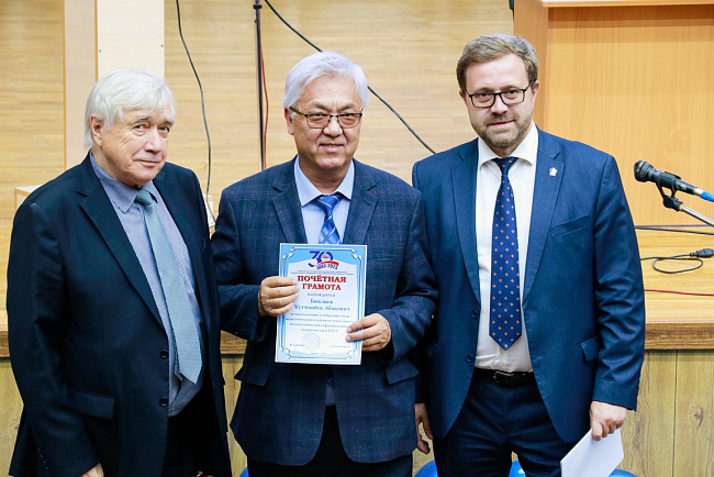 В КРСУ наградили самых преданных сотрудников