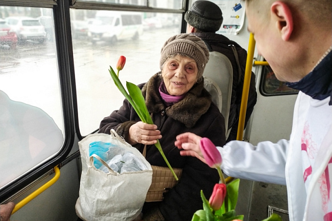 Цветы и поздравления с Днем 8 Марта от волонтеров!
