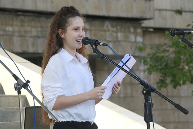 KRSU greeted the freshmen with perky songs and kind parting words