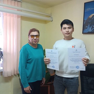 Студенттерге сертификаттарды тапшыруу
