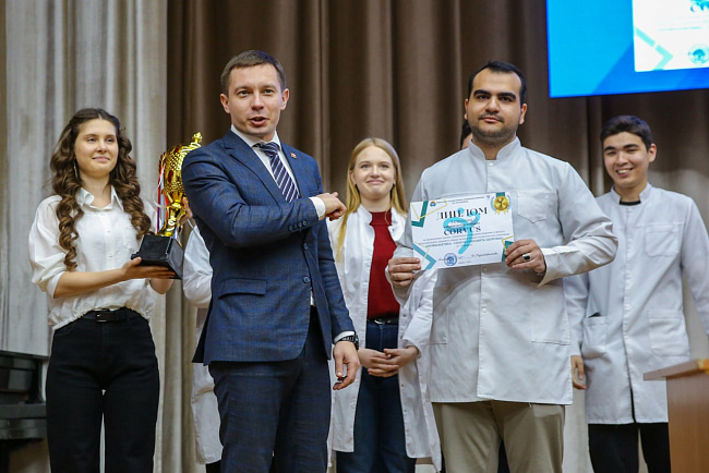 На ученом совете КРСУ наградили лучших студентов и преподавателей за достижения в учебной и научной деятельности