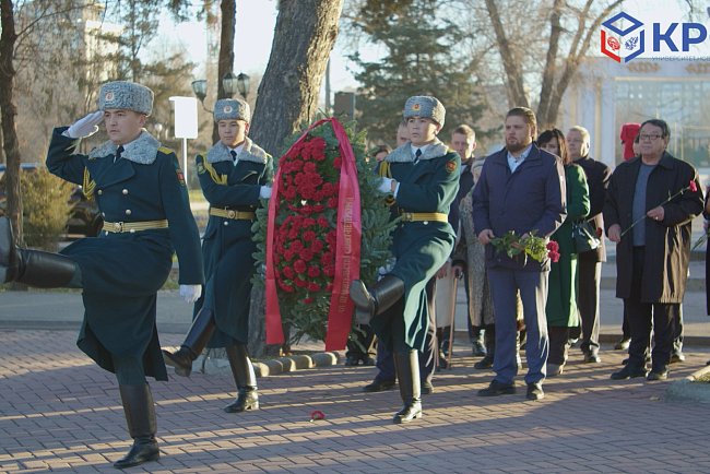 As part of the visit of the delegation of the government of St. Petersburg to Kyrgyzstan, flowers were laid at the monument to the siege survivors of Leningrad