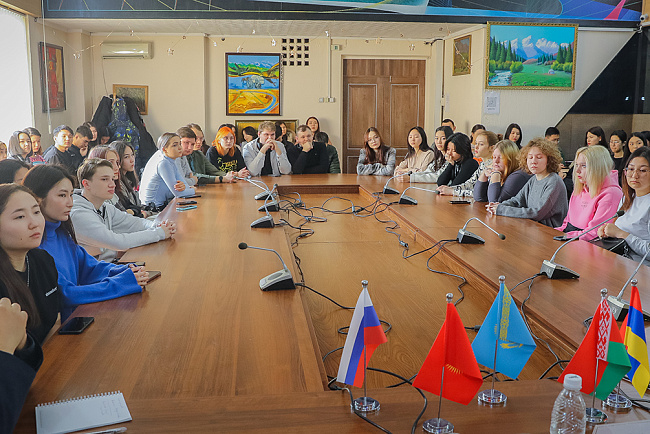 Лекции от судей ЕАЭС в КРСУ