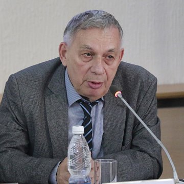 Акын-котормочу Синельников Бишкекте поэзия сүйүүчүлөрүнө лекция окуду