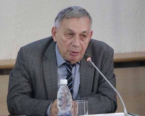 Акын-котормочу Синельников Бишкекте поэзия сүйүүчүлөрүнө лекция окуду