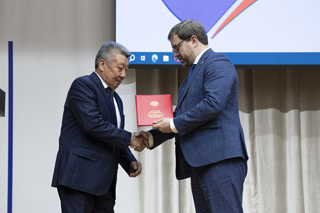 И.о. ректора наградил сотрудников КРСУ в честь 30-летия вуза