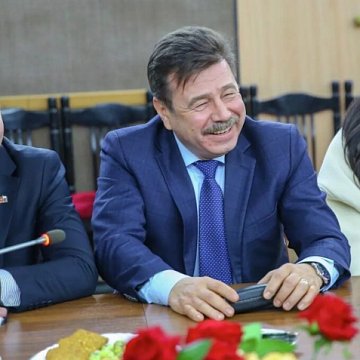 Россиянын элчиси менен жылуу жолугушуу: КРСУнун студенттик активисттери Сергей Вакуновдун үлгүсүнөн шыктанышкан