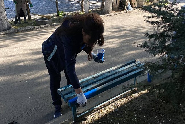 The morning at the Faculty of Natural Sciences of KRSU began with a cleanup day