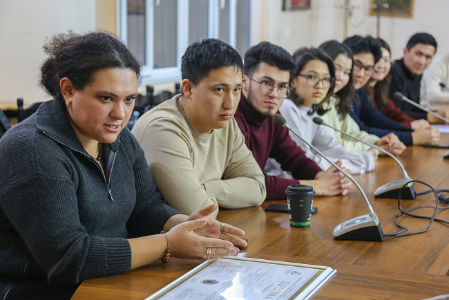 Победители международной олимпиады встретились с исполняющим обязанности ректора КРСУ Сергеем Волковым