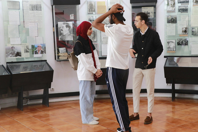 Иностранные студенты КРСУ посетили Дом-музей Ч. Айтматова и Мемориальный комплекс «Ата-Бейит»