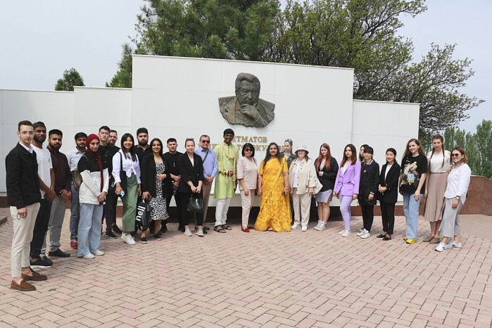 Иностранные студенты КРСУ посетили Дом-музей Ч. Айтматова и Мемориальный комплекс «Ата-Бейит»
