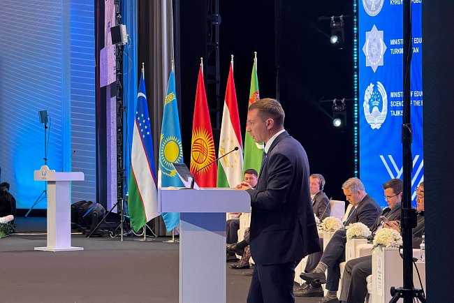 КРСУ представил совместные программы с вузами РФ и проект «Евразийская тропа» на Международном образовательном форуме в Ташкенте